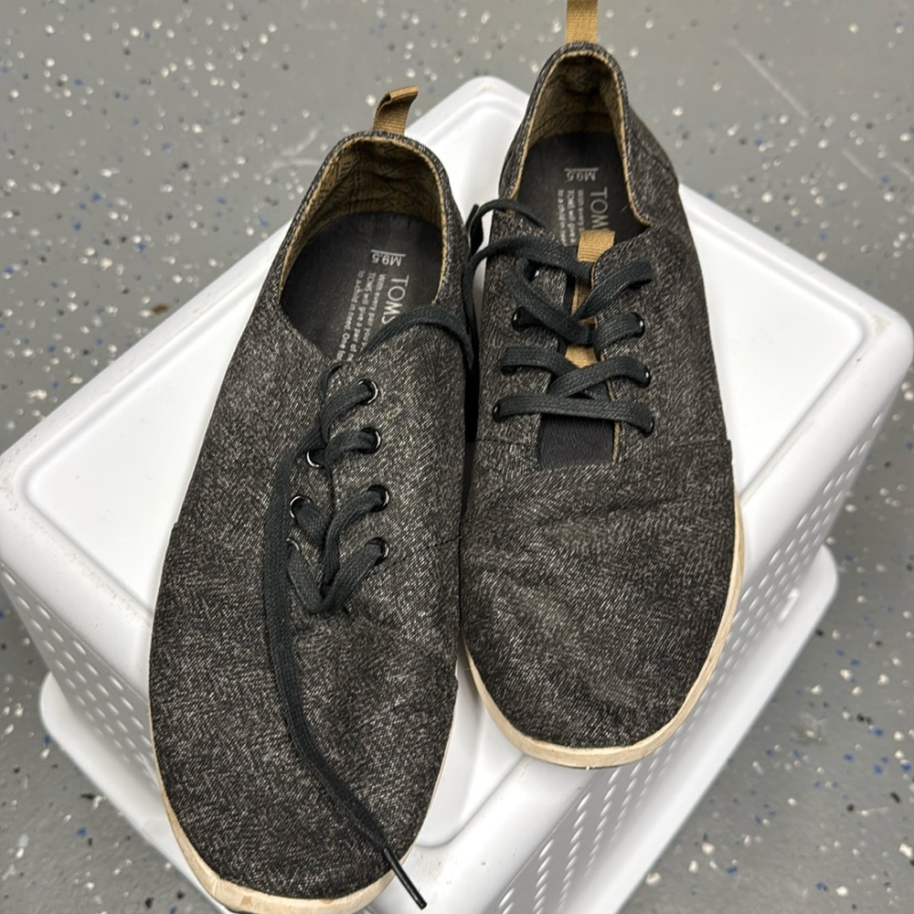Toms men’s sneakers size 9.5